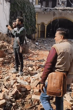 ये तस्वीर आज की है। बुलडोजर मैरिज हॉल से दूर ही खड़े रहे।