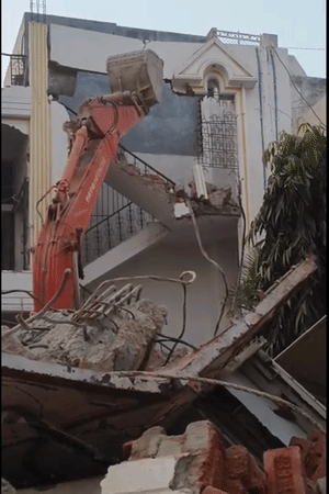 सपा नेता सरफराज वली के ऐवान ए फरहत मैरिज लॉन का आगे का हिस्सा गिरा।