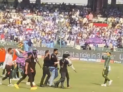 मैच के दौरान ग्राउंड में घुसे युवक को बाउंसर ने उठाकर बाहर किया।