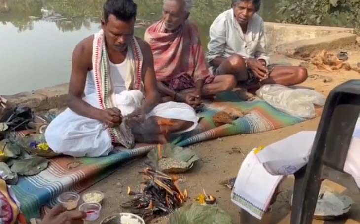 हाथी शावक की मौत के बाद उसका दशकर्म:  आत्मा की शांति और तालाब की शुद्धिकरण के लिए किया पूजापाठ, रायगढ़ में तालाब में डूबने से हुई थी मौत – Raigarh News