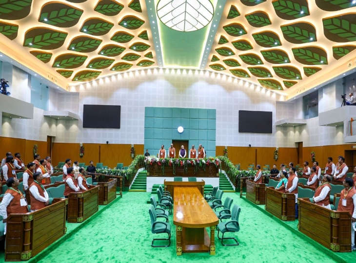 नए विधानसभा परिसर में पीएम नरेंद्र मोदी के साथ सदस्य। (फाइल फोटो)