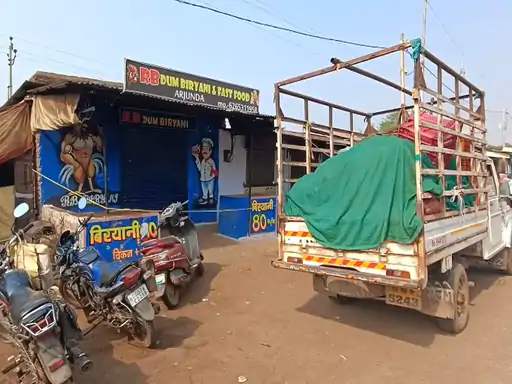 दुर्गेश देवांगन का शव अर्जुन्दा स्थित दम बिरयानी सेंटर के फर्श पर मिला था।