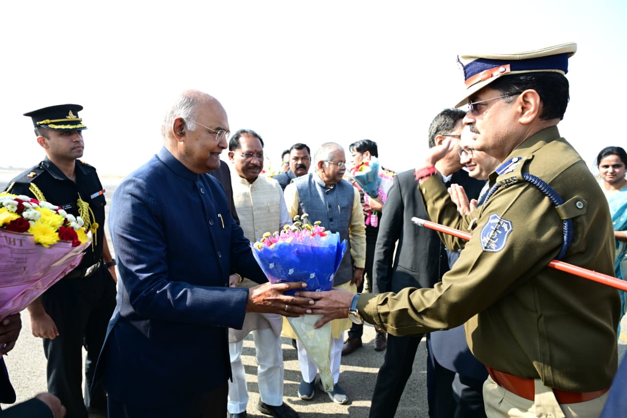 एयरपोर्ट में पूर्व राष्ट्रपति का एसएसपी रजनेश सिंह ने किया स्वागत।