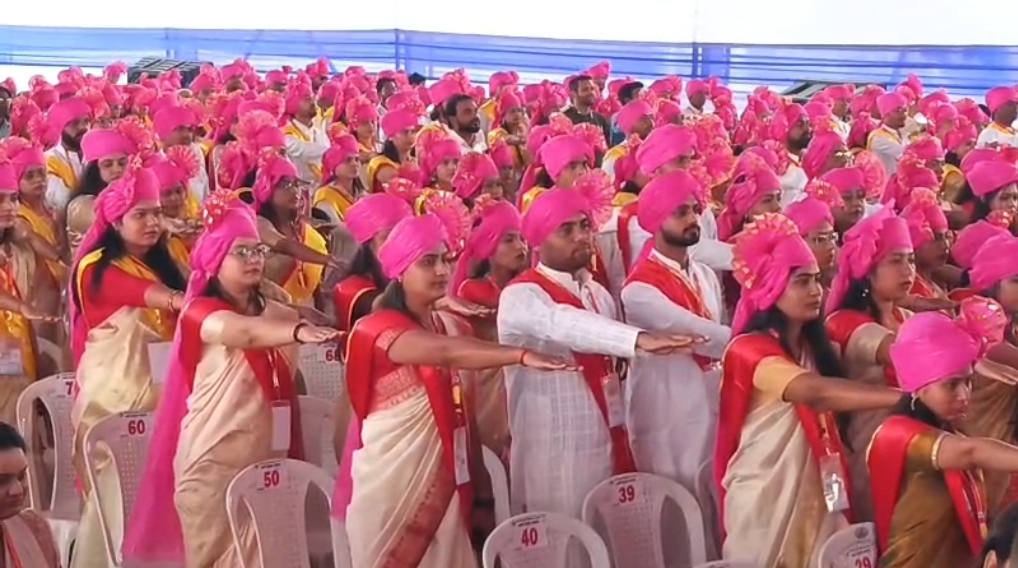 यूनिवर्सिटी के 36950 विद्यार्थियों को डिग्री देने की घोषणा की गई।