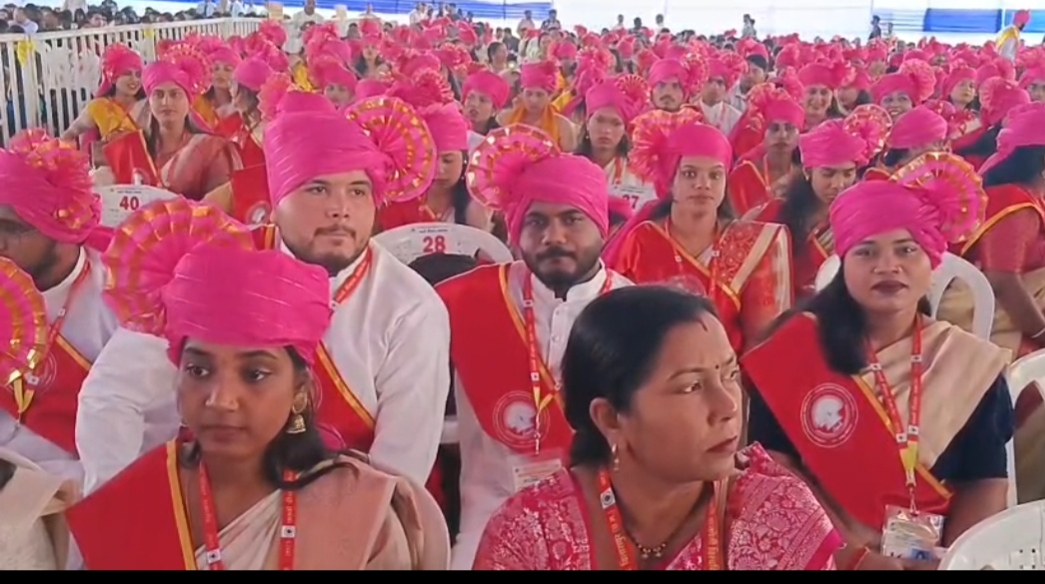 मैरिट आने वाले विद्यार्थियों को मिला गोल्ड मैडल।