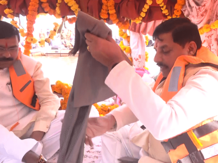 मुख्यमंत्री ने फ्लोटिंग बोट मार्केट से साड़ी और जैकेट भी खरीदी।