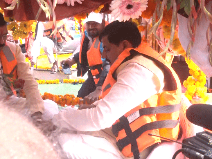 सीएम ने शिकारा-बोट रेस्टॉरेंट से चाय, पोहा, समोसे और फलों का नाश्ता किया।