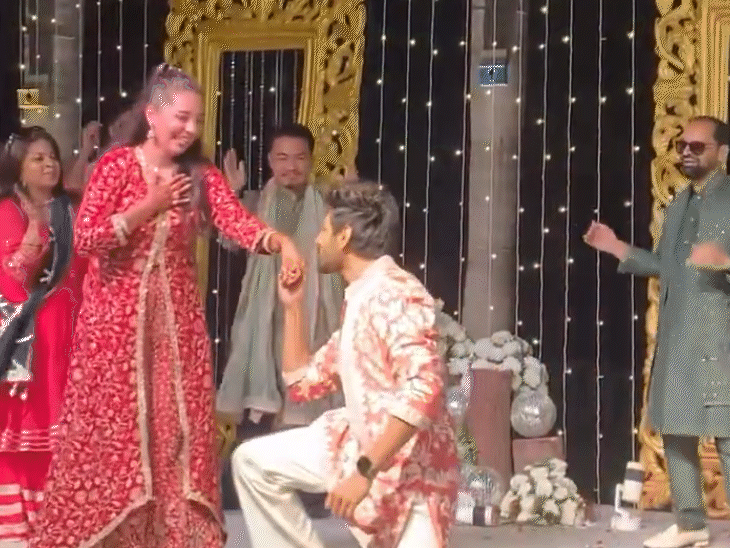 बॉलीवुड एक्टर कार्तिक आर्यन बहन की हल्दी रस्म में शामिल हुए।