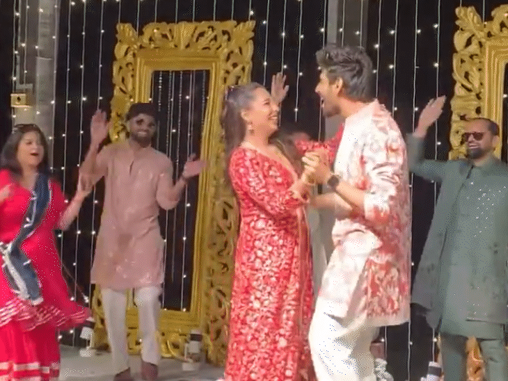 कार्तिक आर्यन ने बहन के साथ मिलकर स्टेज पर डांस किया।