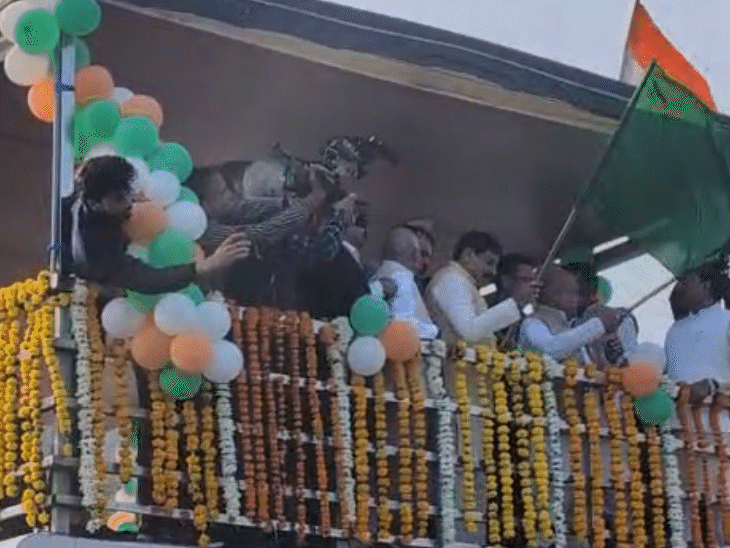 मुख्यमंत्री मोहन यादव ने हरी झंडी दिखाकर शिकारे का उद्घाटन किया।