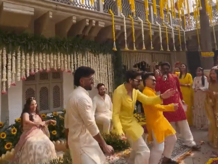 हल्दी रस्म के दौरान कार्तिक आर्यन ने परिवार के अन्य लोगों के साथ डांस किया।