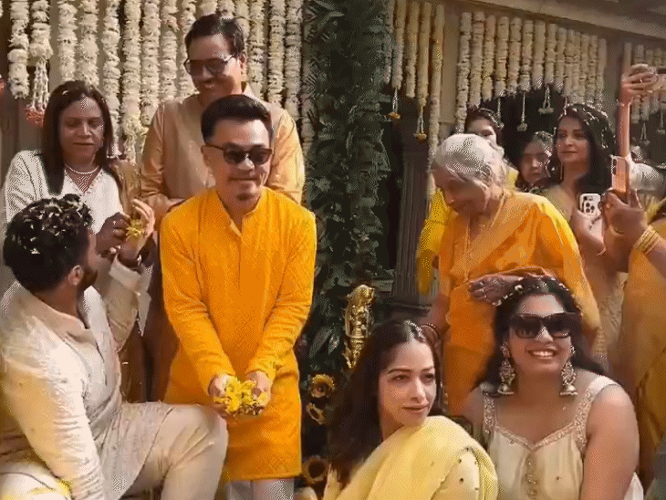 हल्दी रस्म के दौरान कार्तिक बहन के पर फूलों की बारिश करते दिखे।