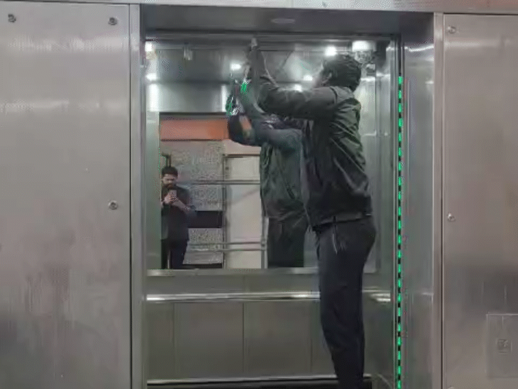 मेट्रो स्टेशनों पर लिफ्ट की जांच की जा रही है।