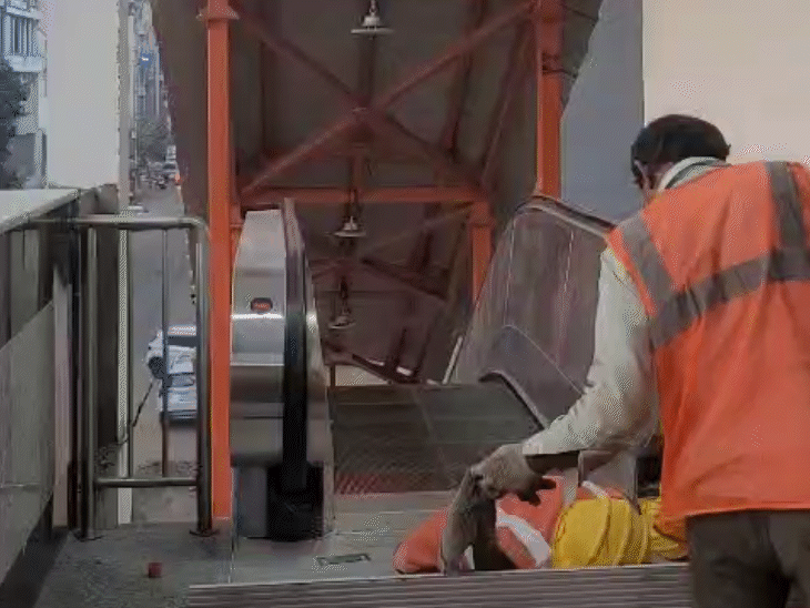 मेट्रो स्टेशनों पर एस्केलेटर का काम पूरा हो गया है।