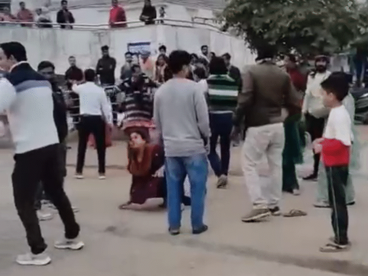 मारपीट की घटना के बाद हॉस्पिटल के बाहर जुटी भीड़।