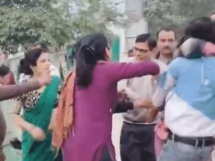 स्टॉफ और अंटेडर के बीच हाथापाई के दौरान बीच बचाव करते हुए लोग।