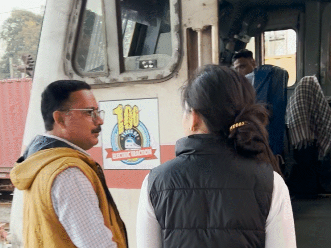 लोको पायलट के कैबिन में न तो वॉशरूम की सुविधा है और न ही इसमें एसी लगा है।