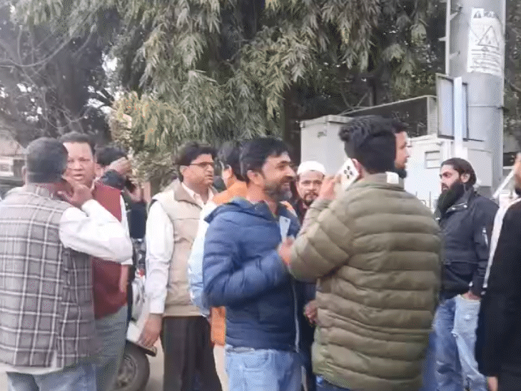 स्थानीय निवासियों ने आरोपी को कड़ी सजा दिलाने की मांग की है।