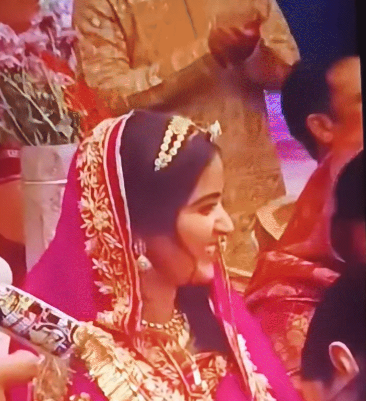 मेहंदी की रस्म के दौरान दोनों के परिवार के लोगों ने खूब डांस भी किया। इसके बाद शाम को संगीत का कार्यक्रम हुआ।