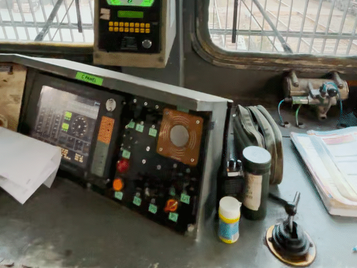 लोको पायलट के ठीक सामने कैमरा इंस्टॉल किया है, जो उनकी हर हरकत पर नजर रखता है।