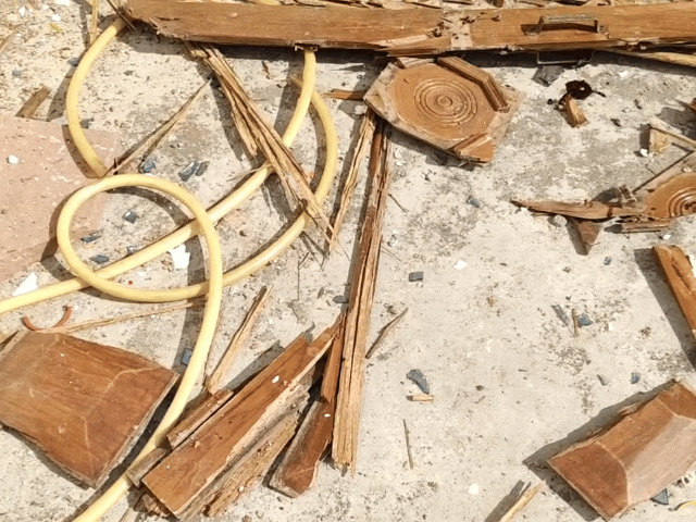 ब्लास्ट के कारण घर का गेट टुकड़े-टुकड़े हो गया।