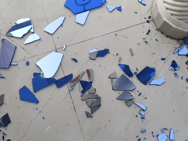 ब्लास्ट से खिड़की में लगे शीशे टूट गए।