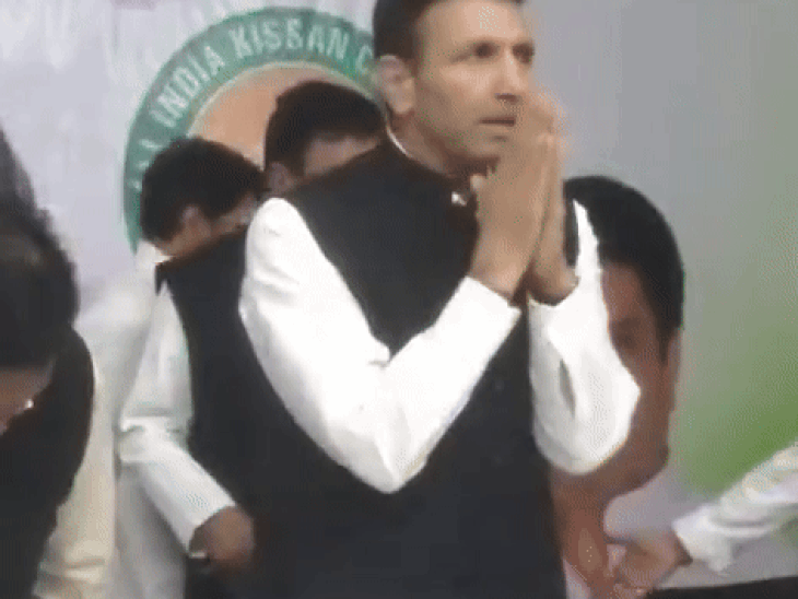 बैठक में शामिल होते हुए जीतू पटवारी।