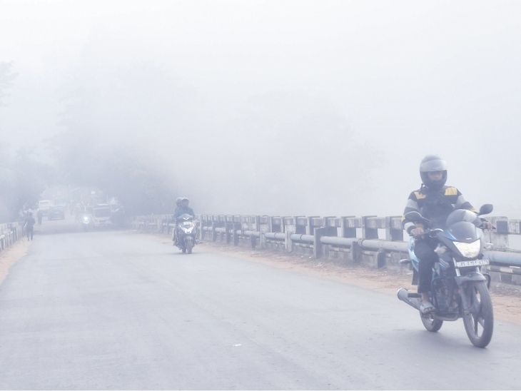 असम के गुवाहाटी में सुबह कोहरा छाया। विजिबिलिटी करीब 100 मीटर की रह गई।