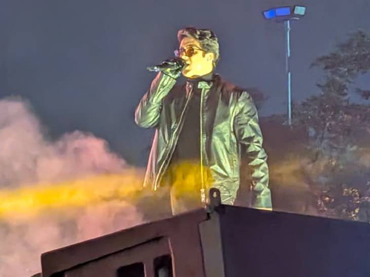 आदित्य ने "साहिबा… आए घर काहे ना?” गाया, पूरा ग्राउंड एक साथ गूंज उठा।