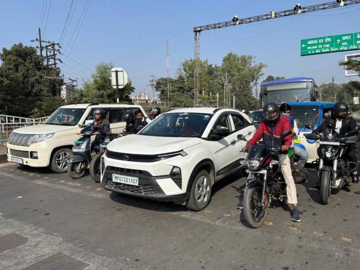 ट्रैफिक पुलिस की लगातार कार्रवाई और अभियान के बाद कई लोग नियमों का पालन करने लगे हैं।