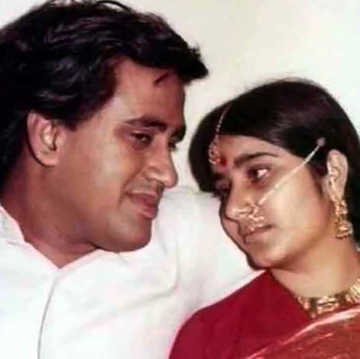 लग्नानंतर सुषमा आणि स्वराज कौशल. त्यांची पहिली भेट पंजाब विद्यापीठात कायद्याचे शिक्षण घेत असताना झाली होती.