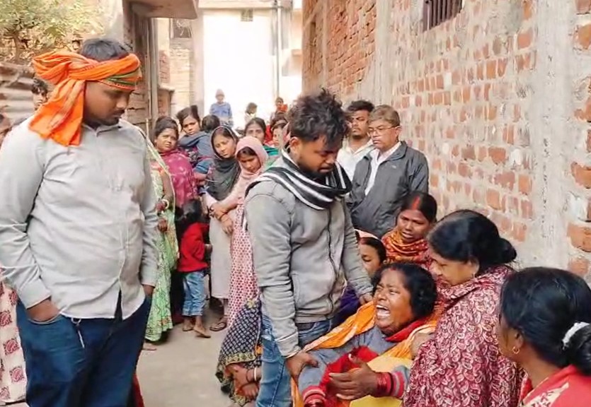 रोते-बिलखते परिजन।