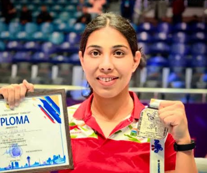 मेडल के साथ बॉक्सर मनीषा मौण