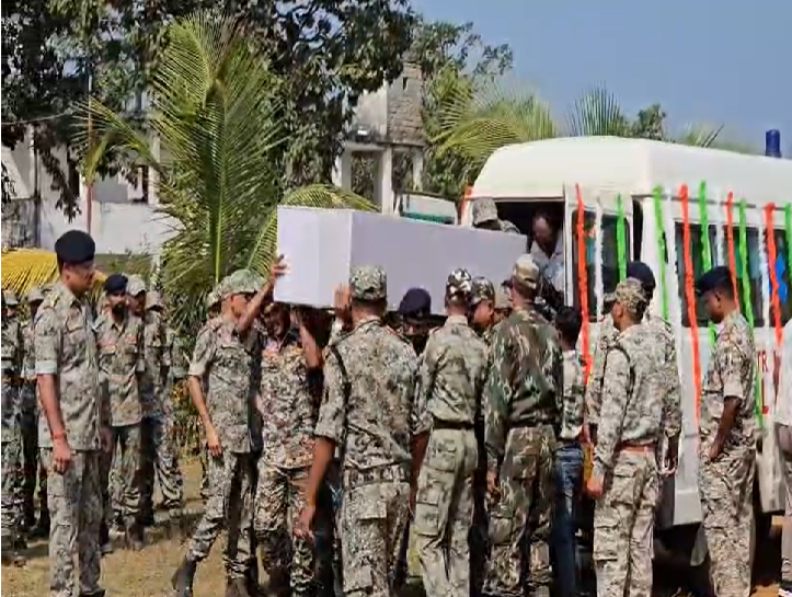 बीजापुर पुलिस लाइन में शहीद जवानों को श्रद्धांजलि दी गई।