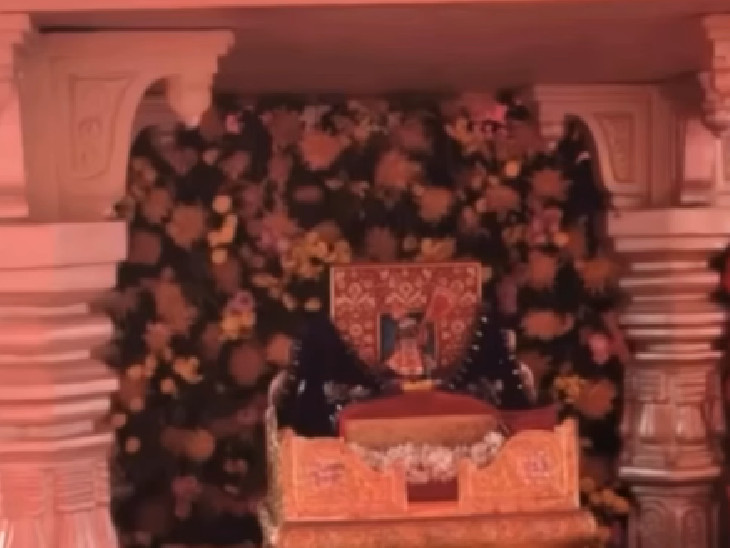 गुरुवार को शादी की रस्मों के दौरान ठाकुर जी को विशेष स्थान पर बैठाया गया।