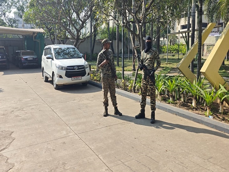 अफसरों के साथ 100 से ज्यादा CRPF जवान मौके पर तैनात किए गए हैं।