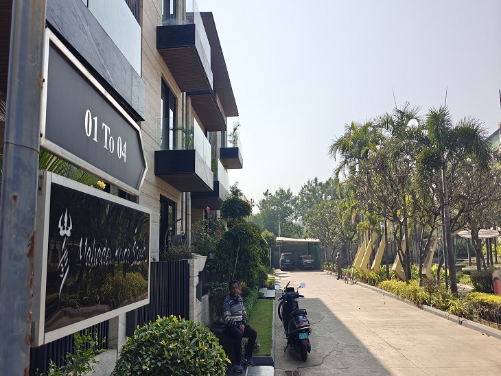 घर, दफ्तर और प्लांट में दस्तावेजों की जांच की जा रही है।