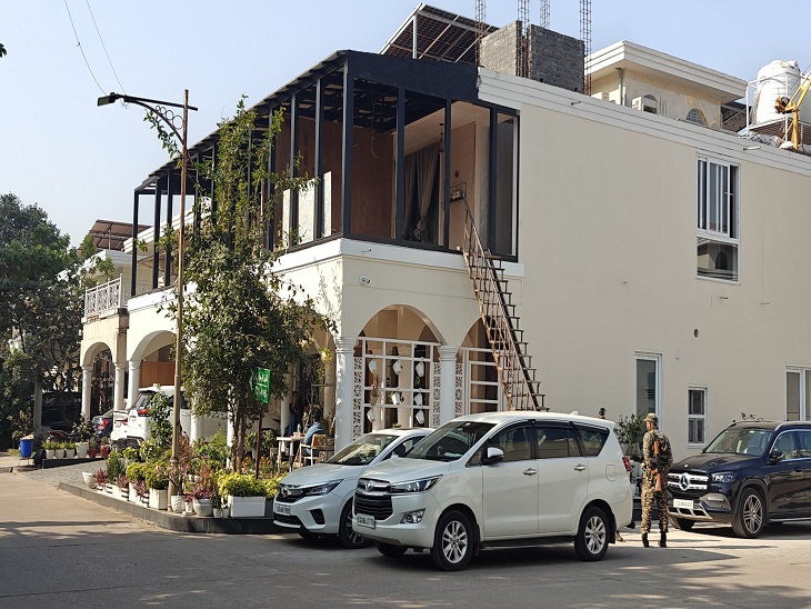 रायपुर समेत कई जिलों में एक साथ आयकर विभाग की टीम कार्रवाई कर रही है।