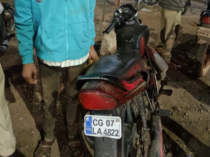 चोरी की बाइक में फर्जी नंबर लगाकर घूमने वाले युवक को पुलिस ने पकड़ा।