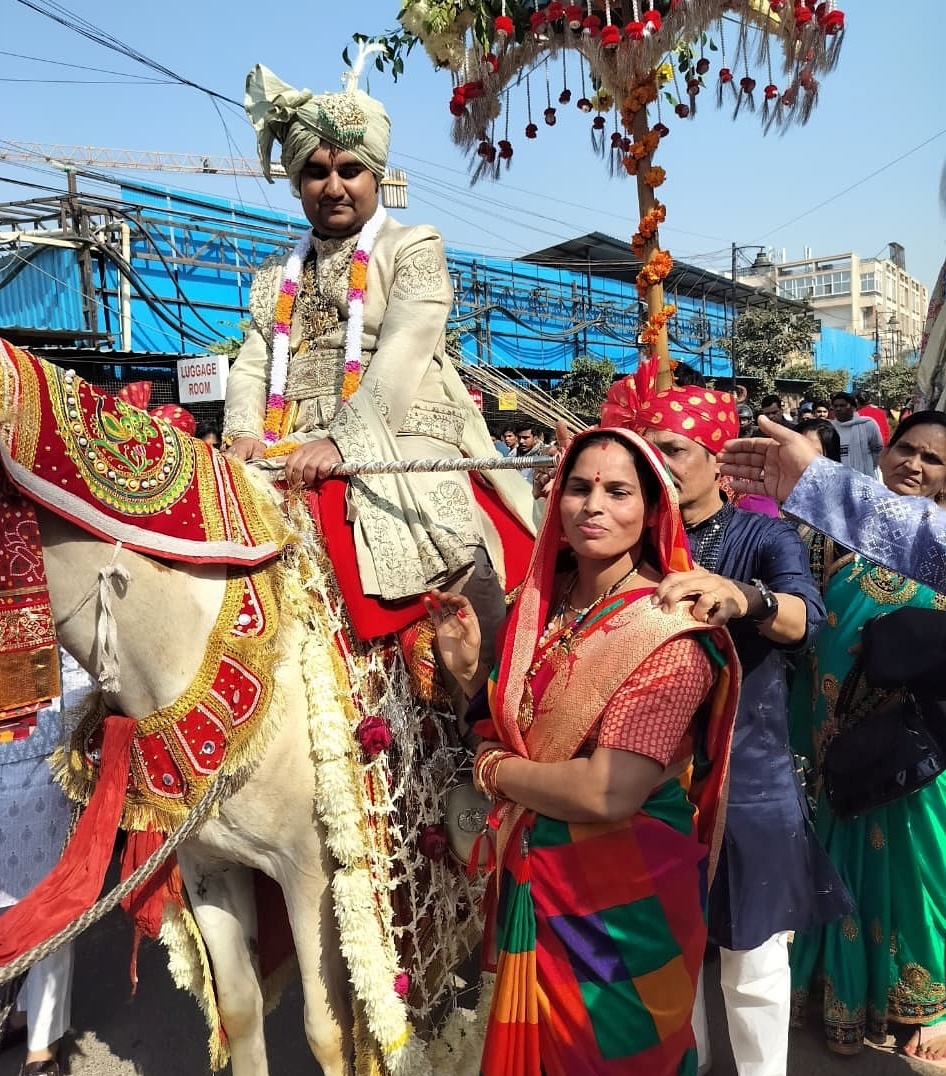 बुधवार को वृंदावन से बारात की निकासी के दौरान इंद्रेश उपाध्याय क्रीम कलर की शेरवानी में दिखे थे।