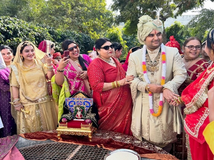 वृंदावन में निकासी से पहले कथावाचक के घर में शादी की कई रस्मों को पूरा किया गया।