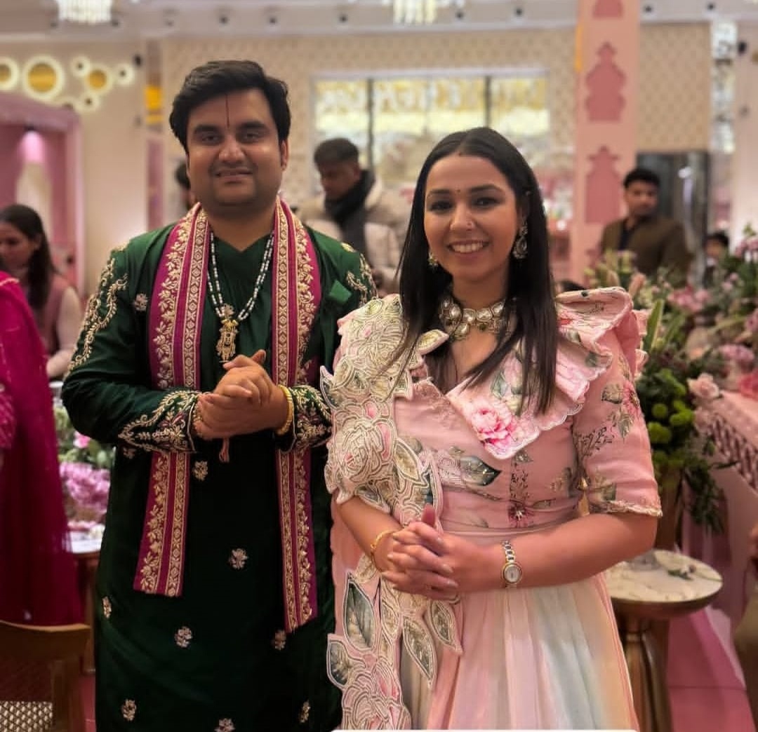 मायरा की रस्म के बाद सिंगर मान्या अरोड़ा ने इंद्रेश उपाध्याय के साथ भजन गाए।