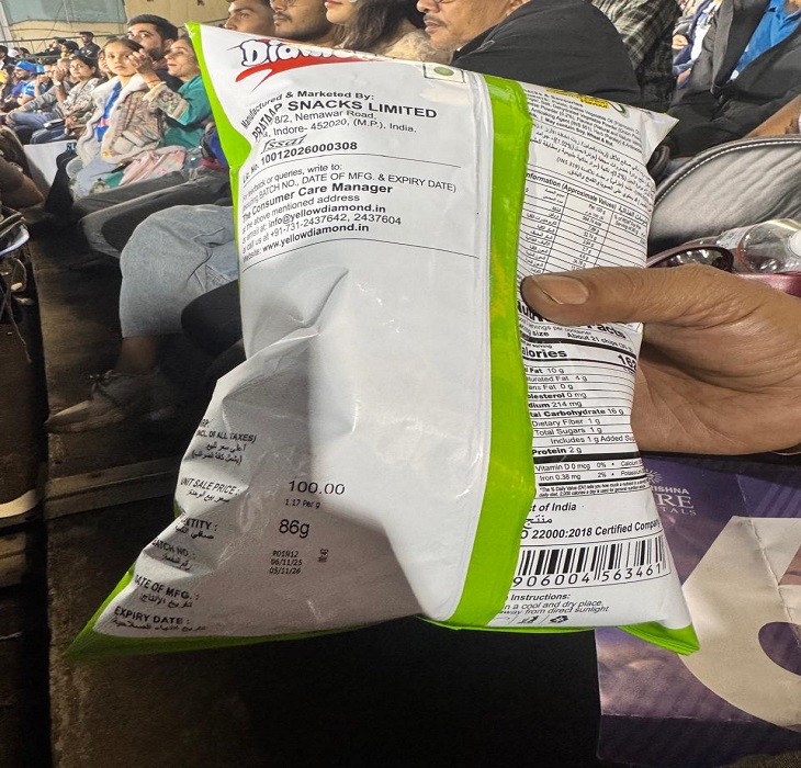 मैच के दौरान रायपुर स्टेडियम में चिप्स की कीमत दिखाता हुआ दर्शक।