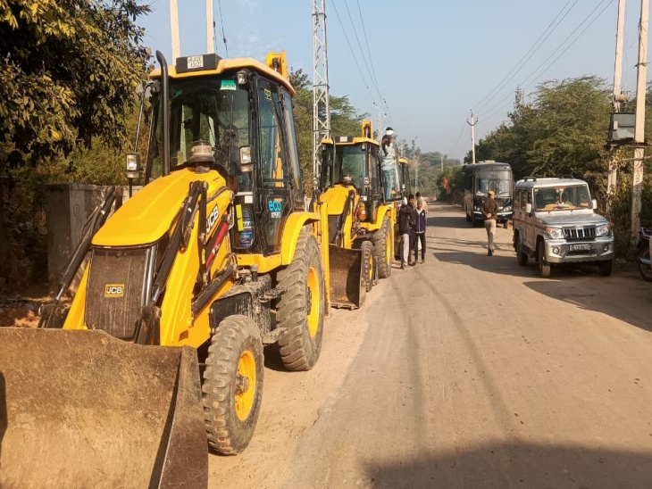 सिलीसेढ़ में बड़ा पुलिस जाब्ता व जेसीबी के साथ पहुंचा प्रशासन।