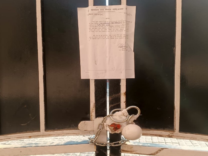 अलवर के सिलीसेढ़ होटल के मुख्य गेट को सील कर दिया गया।