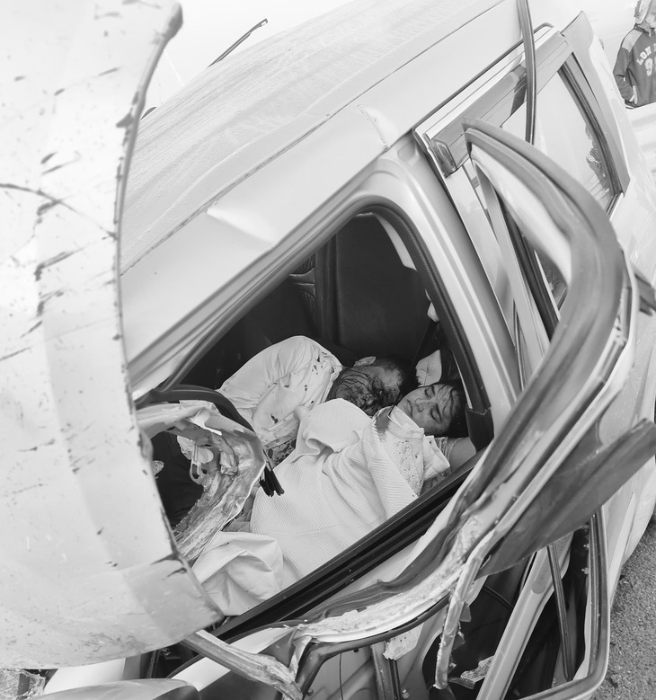 हादसे के बाद दोनों की कार इस तरह मिली डेडबॉडी।