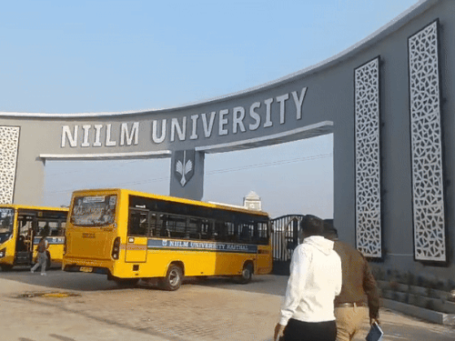 कैथल की NIILM यूनिवर्सिटी, जहां पर छात्रों के दो गुटों में विवाद हुआ।