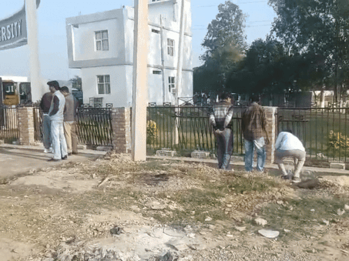 मौके पर पहुंची पुलिस टीम जांच करते हुए।