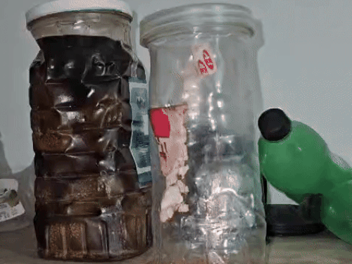 कमरे में रखी प्लास्टिक की बोतलें पिघल गईं।