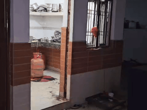 रसोई का गेट चौखट समेट उखड़ गया और दूर जाकर गिरा।